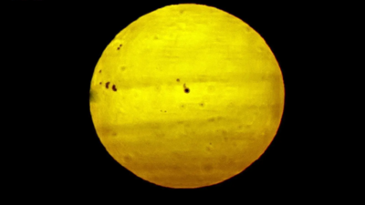 Sunspots 4195, 4197, and 4199, tens of thousands kilometers wide, appeared over Arar, potentially affecting communications and satellites/Image: SPA Saudi Arabia: Massive sunspots spotted over Arar, astronomers explain their effects