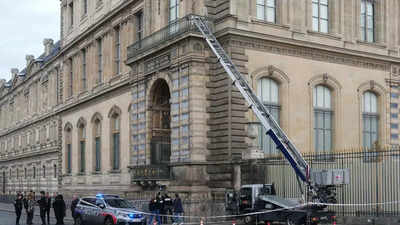 Image: AFP After fake detective, German lift company becomes the new star of the Louvre heist