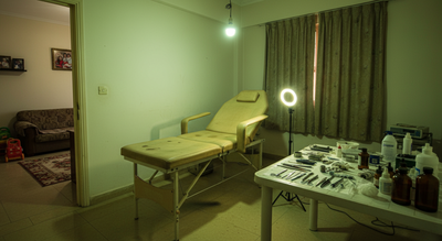 The suspect converted a bedroom into an unlicensed clinic, performing hair transplants using unsafe equipment, anaesthetics, and disinfectants/ Representative image for illustrative purposes only UAE: Man arrested in Dubai for running illegal hair transplant clinic from apartment