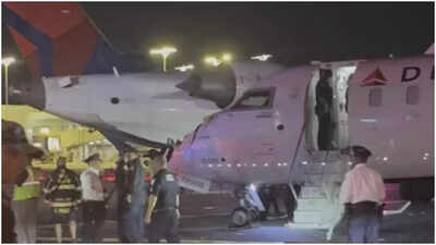 Two Delta planes collide while taxiing at LaGuardia Airport in New York; wing of one plane detached - Video