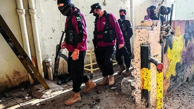 <p>Security personnel inspect the attack site in Peshawar on Monday (AFP photo)</p>
<p>” decoding=”async” fetchpriority=”high”></p>
</div>
<div>
<p><span title= Suicide bombers attack paramilitary force HQ in Peshawar, 6 killed