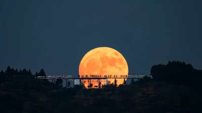 Source: Forbes November supermoon 2025: Witness the closest and brightest full moon of the year with tips on how and when to watch the Beaver Moon