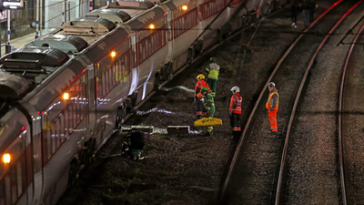‘They’ve got a knife, run!’ Witnesses describe UK train stabbing horror; 9 critical in suspected terror attack