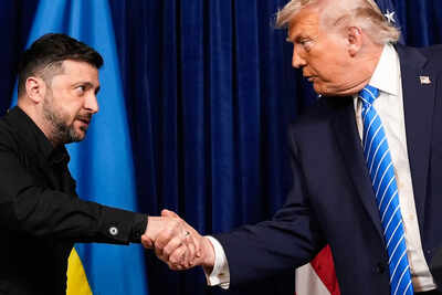 President Donald Trump and Ukraine's President Volodymyr Zelenskyy shake hands at the start of a joint news conference following a meeting at Trump's Mar-a-Lago club, Sunday, Dec. 28, 2025, in Palm Beach, Fla. (AP Photo/Alex Brandon) Kyiv wants 50-year security guarantee as part of peace plan, US offers 15