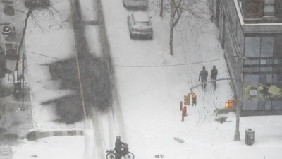 <p>Pedestrians walk and ride their bike as heavy snow falls, Sunday (AP photo)</p>
<p>” decoding=”async” fetchpriority=”high”></p>
</div>
<div>
<p><span title= Winter storm sweeps US: Over 800k people left without power amid cold and snowfall