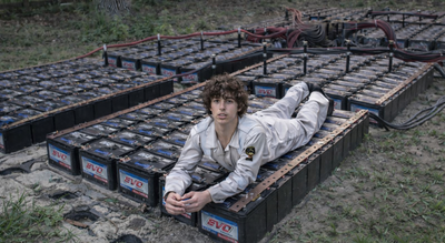 ‘Science maniac’ wires 400 car batteries together in extreme backyard experiment to see what would happen