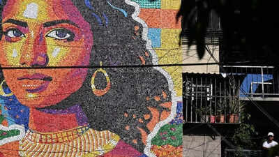 Source: AFP/X El Salvador’s Mona Lisa gets a colourful makeover in a 13‑metre mural made from recycled caps