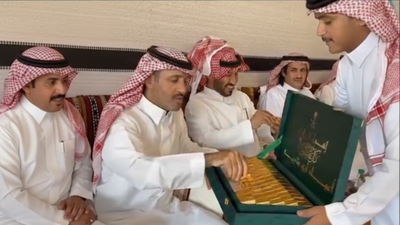 Viral Saudi wedding clip shows gold-wrapped chocolates claimed online as 24-carat gold biscuits/Image: X ‘Gold bars’ at Saudi wedding? What looked like 24-carat gifts was something else