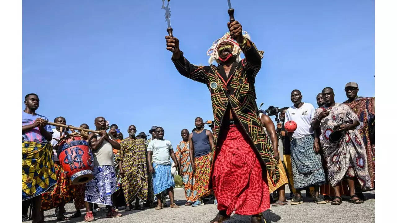 A traditional dancer welcomes the return of the Djidji Ayôkwé in Abidjan.