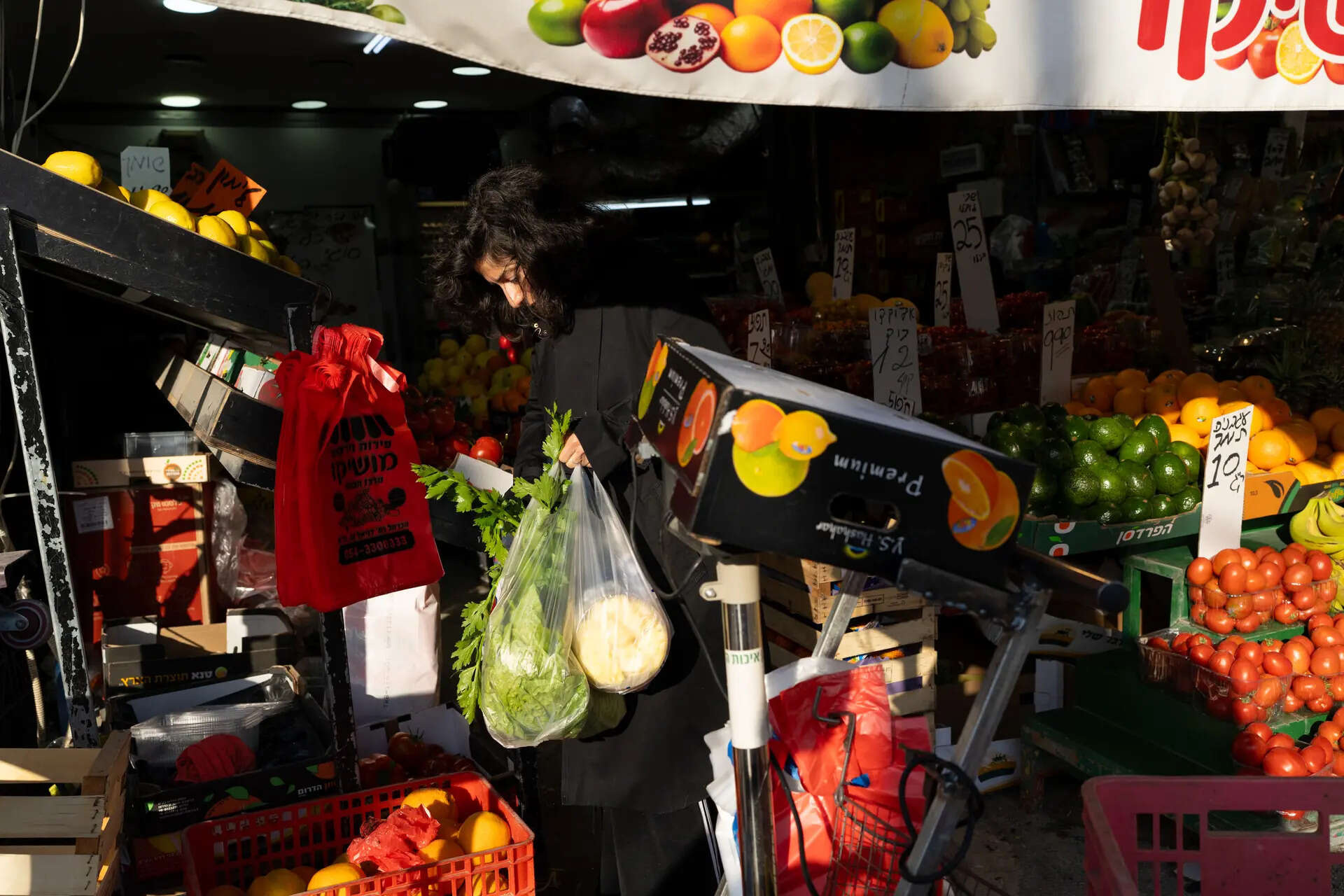 From Tomatoes to Bananas: UAE Shoppers See Sudden Rise in Fruit and Vegetable Prices