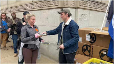 Pro-gun activists hand out free AR-15 magazines outside Virginia State Capitol ahead of ban — video