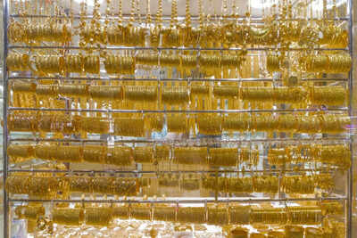 Gold prices in Dubai rise sharply on March 27 as global uncertainty, weak dollar and strong demand / Image: file Dubai gold price climbs on March 27: 24K at around Dh624 per gram as inflation fears drive buying