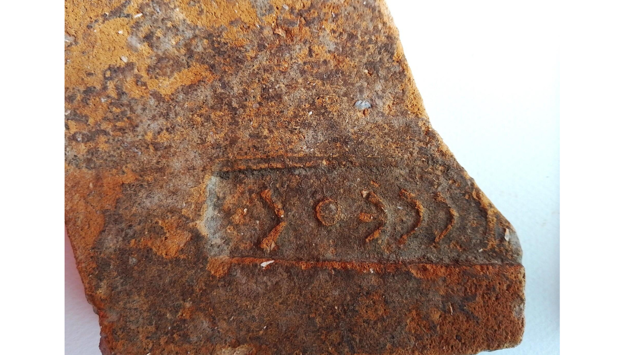 Fragment of a stamped roof tile bearing part of the name of Odysseus, Hellenistic period / Photo: Greek Ministry of Culture