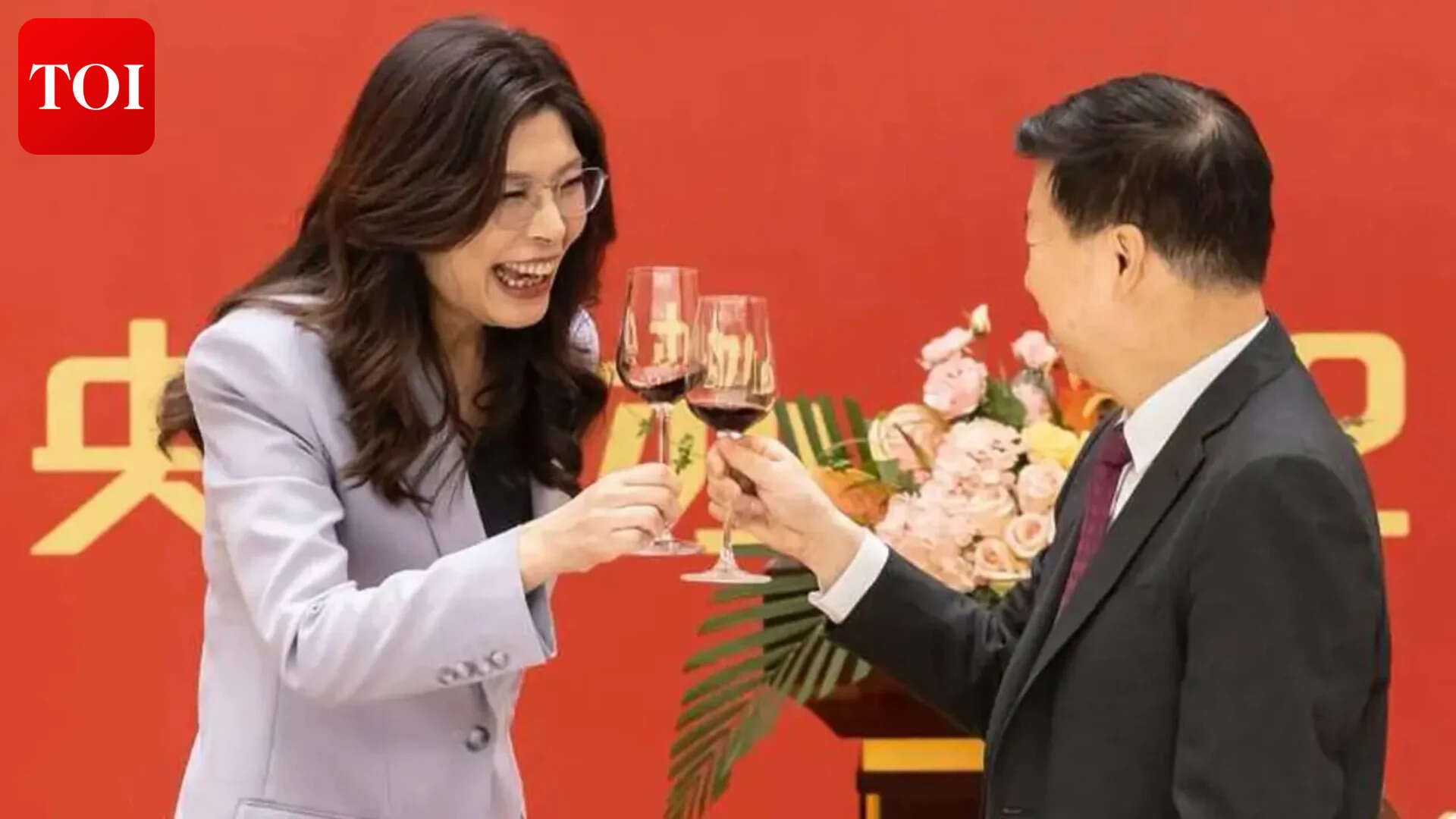Taiwan's Kuomintang (KMT) leader Cheng Li-wun, left, toasts with China's director of Taiwan affairs office, Song Tao, during a dinner gala in Shanghai, China, on Tuesday, April 7, 2026.