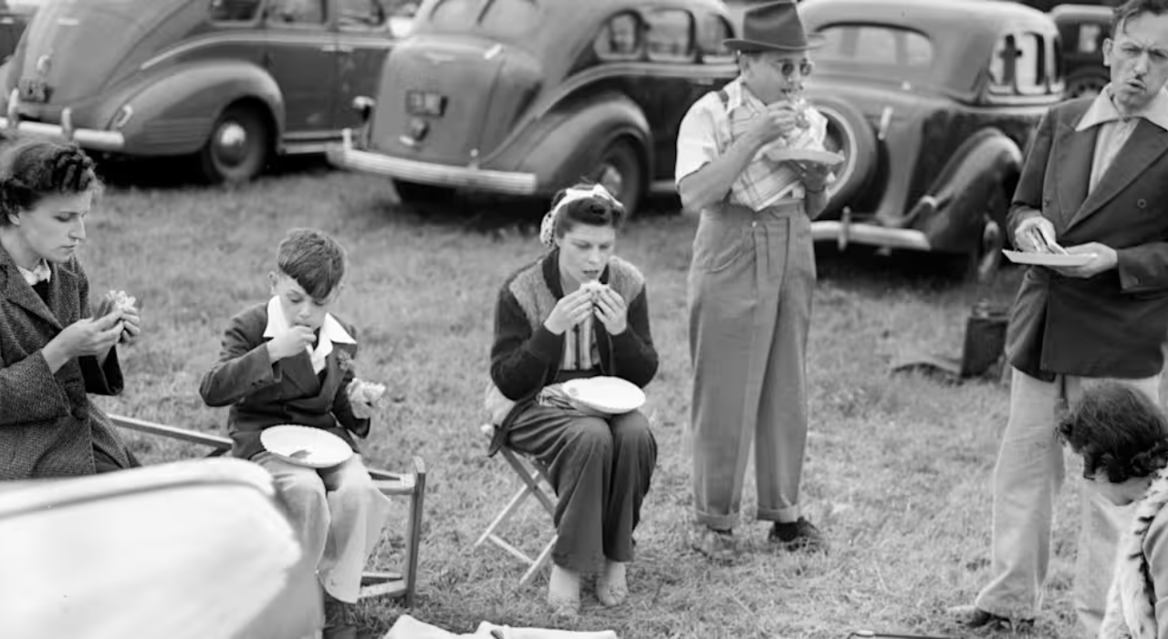 Fans in Chicago tailgating, circa 1940s. / Kirn Vintage Stock/Corbis via Getty Images taolgating history