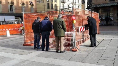 The umarells: Retired elderly men in Italy quietly supervise construction sites and give orders without being asked
