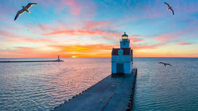 PC: National Museum of Great Lakes 6 lakes larger than Rhode Island in the US: Lake Huron and Lake Michigan are nearly 15 times larger