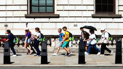 London heatwave makes UK hotter than parts of Greece London heatwave set to hit 29C temperatures this weekend as UK turns warmer than Athens and Ibiza